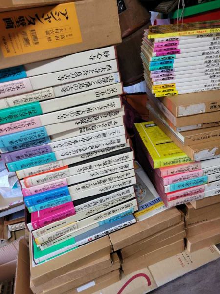 佐賀県有田町にて、陶磁器や古寺に関する本、アニメ画集などを出張買取しました。