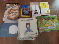 埼玉県日高市から料理本や絵本など本を宅配買取をさせて頂きました。