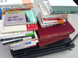 筑紫野市から本をお持ち込みして頂きました。