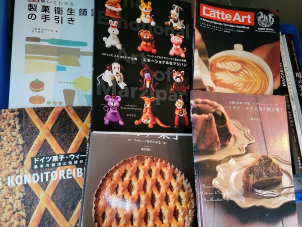 太宰府市にて、お菓子づくりの専門書・レシピ本・料理本を出張買取させて頂きました。サムネイル